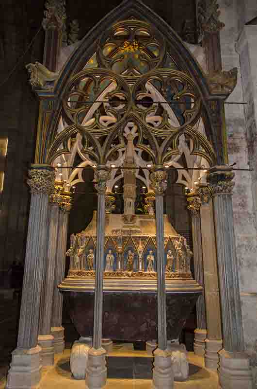 Tarragona - Reial Monestir de Santes Creus 15 - mausoleo del rey Pere el Gran.jpg